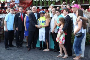 Retiring Albany Mayor Jerry Jennings presents Albany trophy to the winning connections (Debra Roma)